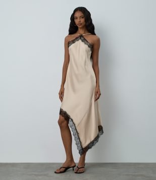 Vestido Midi em Cetim com Barra Assimétrica e Detalhes em Renda Branco