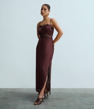 Vestido New Midi com Aplicação de Renda Marrom