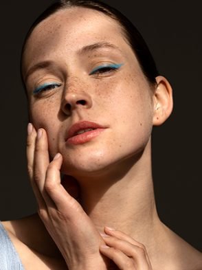 Maquiagem com tons frios: a tendência que vai invadir a beauté