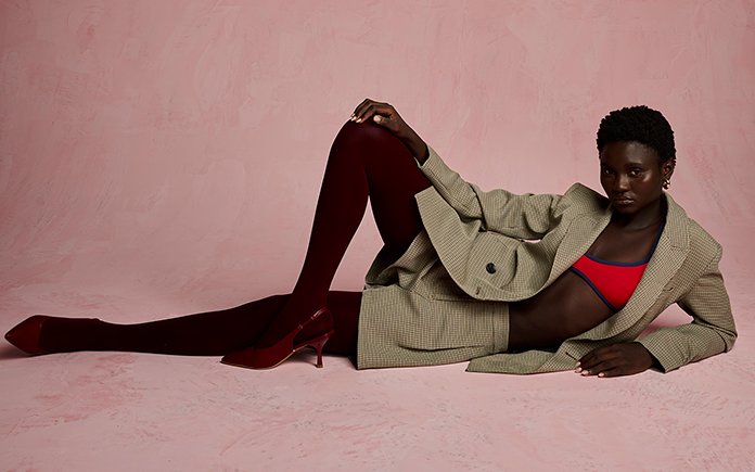 Pode usar meia-calça com sandália aberta? A resposta é sim