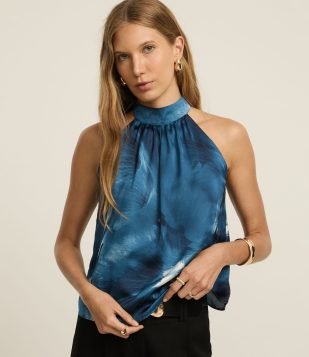 Blusa em Cetim com Gola Alta e Estampa de Manchas Azul