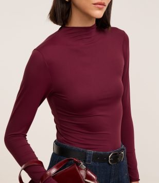 Blusa em Microfibra de Corte a Fio com Gola Alta Vermelho