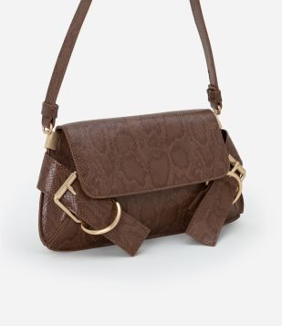 Bolsa Baguete Pequena em PU com Detalhe de Fivelas e Textura de Cobra Marrom