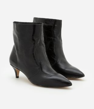 Bota Cano Médio em Couro com Bico e Salto Fino Preto