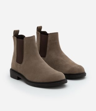 Bota Chelsea em Couro Camurça com Cano Curto Marrom