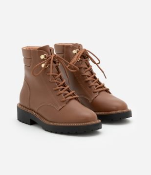 Bota Coturno em PU com Recortes Pespontados Marrom Claro