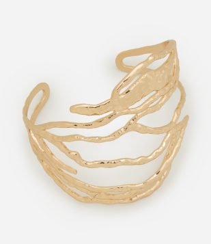 Bracelete em Metal com Aramado e Efeito Martelado Dourado