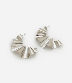 Brinco Médio em Metal com Banho de Níquel e Textura Plissada Prata