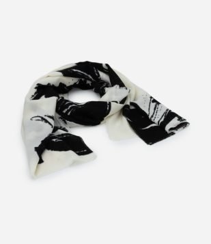 Cachecol em Flanela com Franjas e Estampa Folhagem Preto-Branco