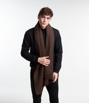 Cachecol em Tricô Sarjado com Franjas na Barra Marrom