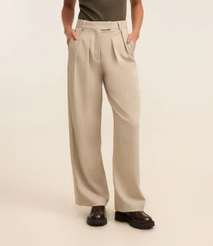 Calça Barrel em Alfaiataria com Pregas e Bolso Faca Marrom