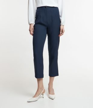 Calça Cenoura Alfaiatada com Botão Decorado no Cós Azul Marinho