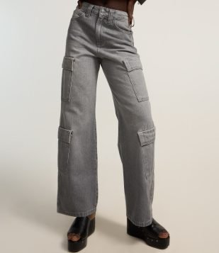 Calça Reta em Jeans com Bolso Cargo e Cintura Baixa Cinza