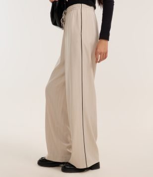 Calça Reto Alfaiatada com Riscas de Giz e Contraste Lateral Bege