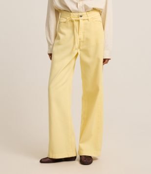 Calça Wide Leg em Sarja com Cintura Média Amarelo