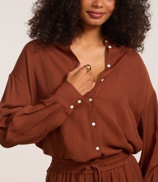 Camisa Over Alongada e Leve com Cava Deslocada Marrom