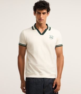 Camisa Polo Comfort com Detalhes Contrastantes e Estampa de Brasão Branco