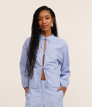 Camisa em Tricoline com Amarração Frontal e Estampa Listrada Azul