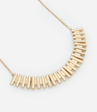 Colar Curto em Metal com Placas Texturizadas Dourado