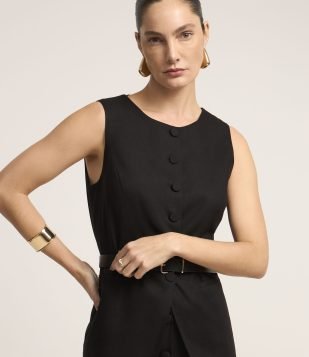 Colete Alongado com Barra Arredonda e Bolsos Preto