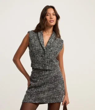 Colete Cropped em Tweed com Lapela Preto