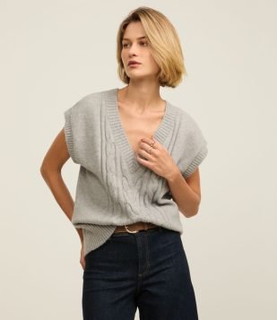 Colete em Tricô com Textura Diferenciada e Decote V Cinza