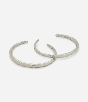 Kit com 02 Braceletes em Metal com Efeito Martelado Prata