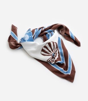 Lenço Quadrado Acetinado com Estampa de Conchinhas Multicores