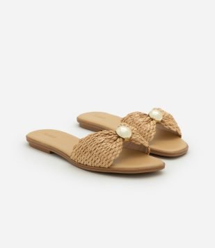 Sandália Rasteira com Efeito Ráfia e Detalhe de Esfera Marrom