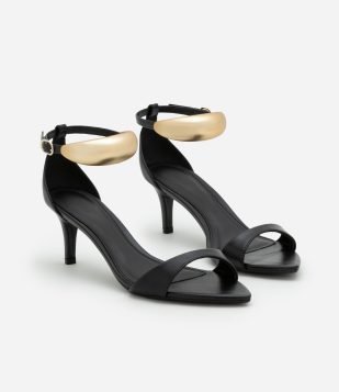 Sandália em PU com Detalhe de Metal Bold no Tornozelo Preto