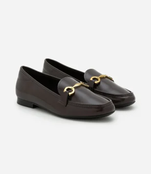 Sapato Loafer em PU com Detalhe de Corrente em Metal Marrom