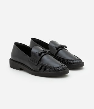 Sapato Loafer em PU com Preguinhas no Bico e Detalhe de Lacinho Preto