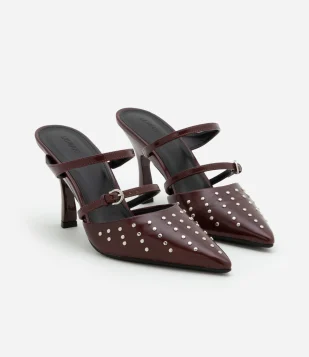 Scarpin Mule em PU com Tiras e Aplicação de Tachinhas Vinho