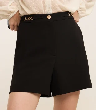 Short Alfaiatado Cintura Alta com Corrente na Cintura Preto