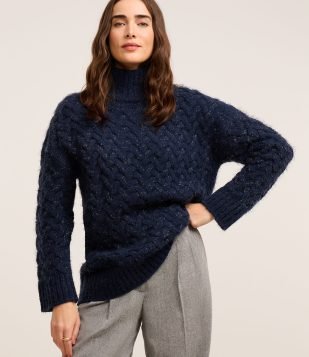 Suéter em Tricô Peluciado com Ponto Trançado Azul Escuro