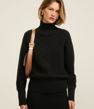 Suéter em Tricot com Gola Alta e Bordado de Losangos Preto