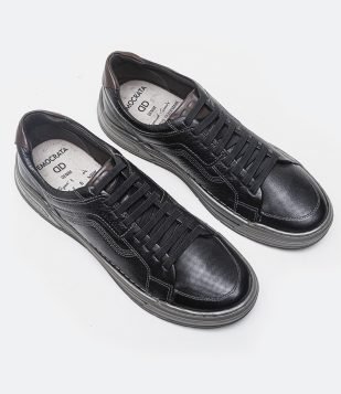 Tênis em Couro com Fechamento de Cadarço e Recortes Democrata Preto