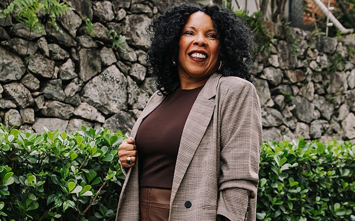 Claudia Lima faz suas escolhas de looks com cores e estampas para o outono de 2025