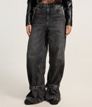 Calça Wide Leg em Jeans com Cinto na Barra e Cintura Baixa Preto