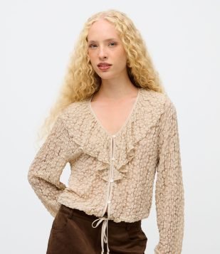 Blusa Bata em Renda Texturizada com Babados no Decote Bege Claro