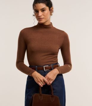 Blusa Texturizada com Gola Alta e Manga longa Marrom