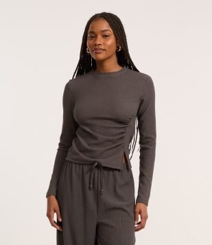 Blusa Texturizada com Gola Altinha e Franzido Lateral Cinza Chumbo