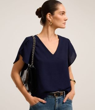 Blusa em Airflow com Manga Tulipa e Decote V Azul Marinho