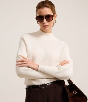 Blusa em Tricô Canelado com Gola Alta Off White