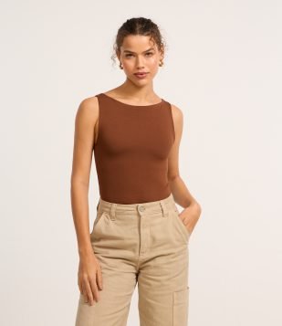 Body em Malha de Viscose com Decote Canoa Marrom