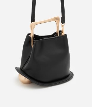 Bolsa Bucket Pequena com Alça de Mão em Metal Base Bola em Metal Preto
