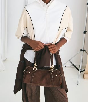 Bolsa Suede Média com Detalhes Metalizados Marrom