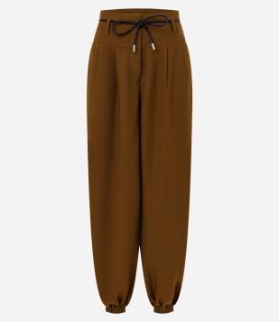 Calça Aladdin em Crepe Alfaiatado com Cinto Fino Marrom