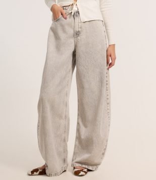 Calça Barrel em Jeans com Cintura Média Cinza