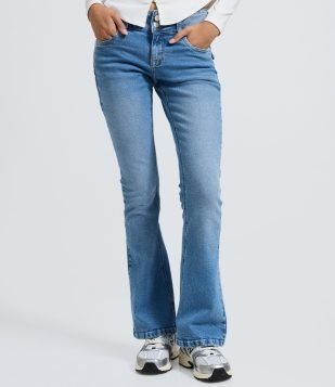 Calça Boot Cut em Jeans com Cintura Baixa Azul Claro